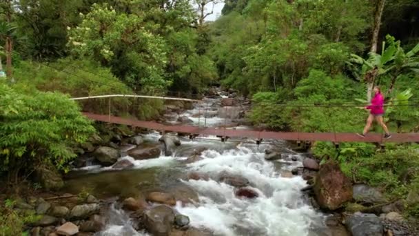 Женщина Пересекает Великолепную Реку Кальдера Которая Протекает Через Пышные Зеленые — стоковое видео