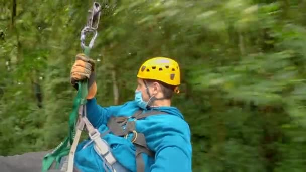 Abenteuerlustiger Mann Auf Einer Rasanten Seilrutsche Durch Üppige Baumkronen Regenwald — Stockvideo