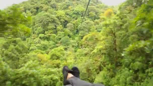 Pov Prachtig Uitzicht Adrenaline Afdaling Zipline Tussen Weelderige Jungle Luifels — Stockvideo