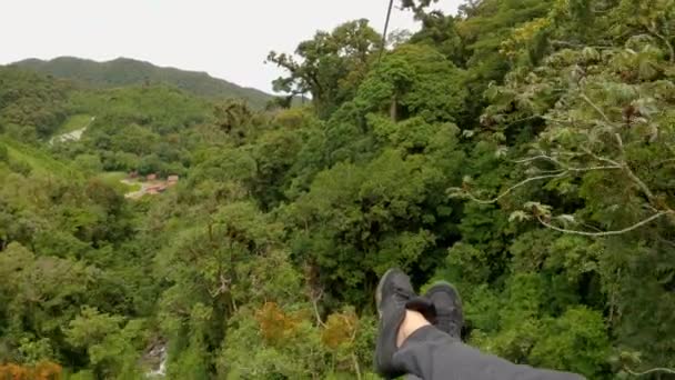 Pov Adrenalinem Naplněný Sestup Zipline Mezi Vysokými Bujnými Baldachýny Džungle — Stock video