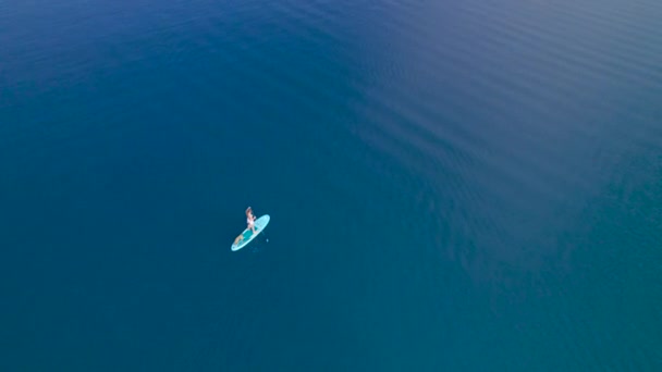 Aerial Intense Deep Blue Sea Water Pretty Lady Paddling Sup — Stock Video