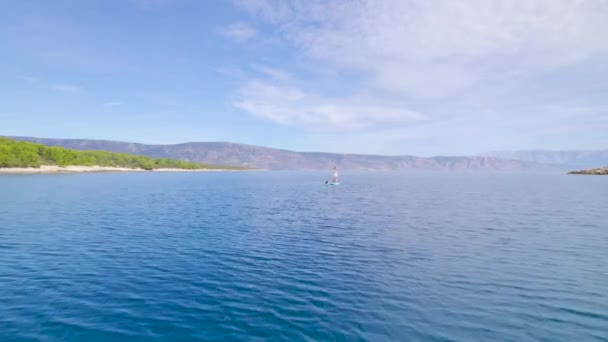 가개와 여름휴가를 보내고 바닷물로 둘러싸인 크로아티아의 놀라운 해안선입니다 피콜로 관광객 — 비디오
