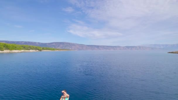 여자는 휴식을 취하는 여름휴가 바닷물로 둘러싸인 크로아티아의 놀라운 해안선입니다 피콜로 — 비디오