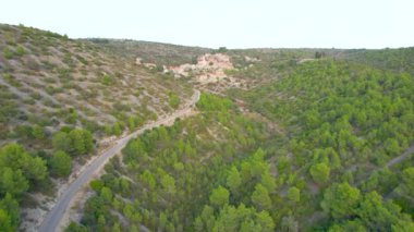Adriyatik 'in manzaralı adası Hvar' daki eski bir köye giden viraj yolu. Dağlık kayalık bir arazide kurulmuş küçük, otantik bir yerleşim yeri. Yaz tatilinde resimli kırsal bölgeleri keşfetmek.