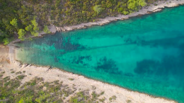 Aerial Top Auffällige Förmige Meeresbucht Mit Kristallklarem Blauem Meerwasser Malerische — Stockvideo