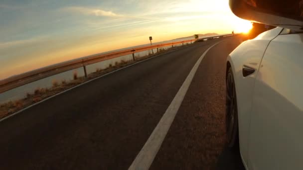 Lens Flare Bei Goldenem Sonnenlicht Der Adriaküste Durch Eine Straßenkurve — Stockvideo