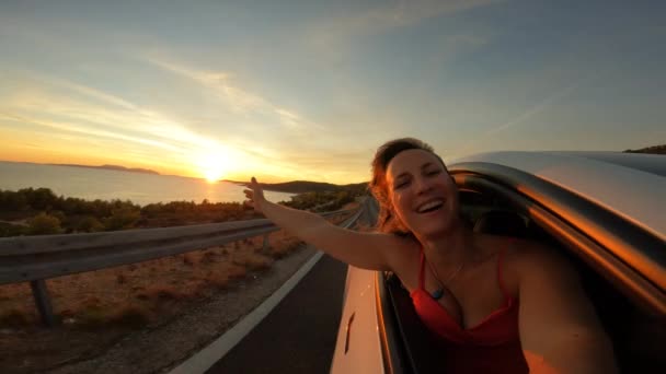 弗拉尔 一位可爱的女士从海上开车的车窗里笑了出来 当她驱车去亚得里亚海美丽的海岸度假时 她正享受着随风飘扬 自由自在的感觉 — 图库视频影像