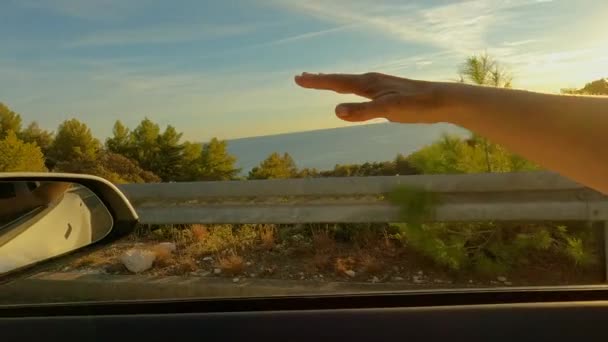 Lens Flare Mão Faz Ondas Através Janela Carro Enquanto Dirige — Vídeo de Stock