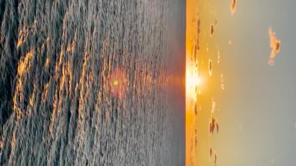 レンズフレア 青い波状アドリア海の夏の夕日の素晴らしい夜の景色 暖かい日没の色と濃い青の水の間の美しい色のコントラスト 海辺の絵のような穏やかな瞬間 — ストック動画