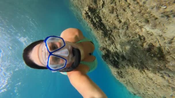 Sotto Acqua Giovane Signora Che Snorkeling Acque Cristalline Blu Del — Video Stock