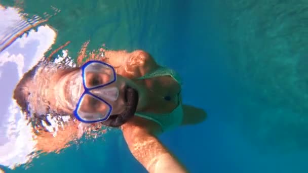 Äventyrlig Kvinna Som Snorklar Kristallklart Vatten Adriatiska Havet Hon Utforskar — Stockvideo