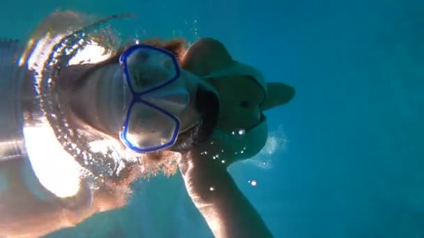 アドリア海の澄んだ水面のすぐ下で美しい女性のシュノーケリング ダイビングマスクを通して水中の素晴らしい世界を見ている間 彼女はフィンで泳いでいるとシュノーケリングを通して呼吸しています — ストック動画