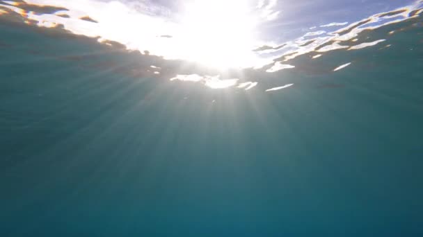 Недавно Сонячні Промені Розходяться Кришталево Чистого Блакитного Адріатичного Моря Поверхні — стокове відео
