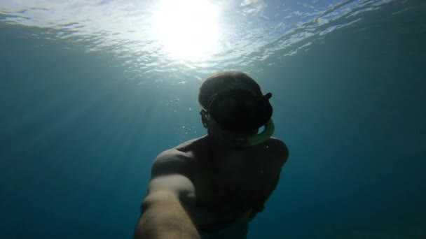 Młody Facet Nurkuje Pięknej Błękitnej Wodzie Adriatyku Pływa Płetwami Obserwuje — Wideo stockowe