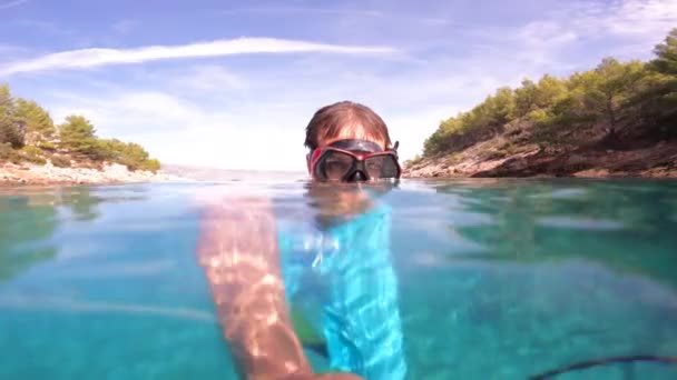 Underwater Junger Mann Schwimmt Auf Wasseroberfläche Bevor Blaue Tiefen Taucht — Stockvideo