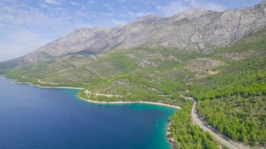 Adriyatik Denizi kıyısındaki nefes kesici tepe manzarasında dolambaçlı bir yol. Hırvatistan 'ın kıyı bölgesindeki kentlerle turizm merkezlerini birbirine bağlayan çarpıcı manzaralı Panoramik Adriyatik otoyolu.