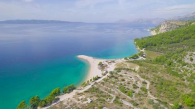 Adriyatik kıyısında küçük yarımadası olan pitoresk kumlu plaj. Makarska 'nın ünlü turistik bölgesinde, beyaz kum ve kristal berrak mavi denizli inanılmaz bir şekilde davetkâr deniz kıyısı bulunmaktadır..
