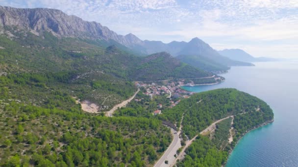 Aerial Niesamowity Widok Wytrzymałe Wybrzeże Nad Pięknym Błękitnym Adriatykiem Małe — Wideo stockowe