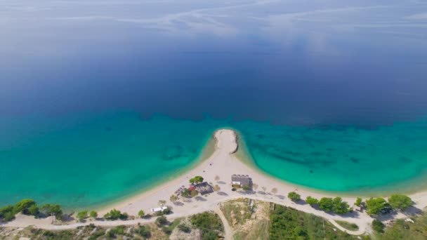 Aerial Úžasně Krásná Písečná Pláž Malým Poloostrovem Pobřeží Jaderského Moře — Stock video