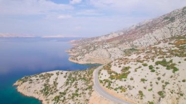 Adriyatik otoyolu güzel sonbahar kıyısı boyunca uzanıyor. Sonbahar mevsiminin canlı renk tonlarında parlayan engebeli Akdeniz manzarasının kucakladığı panoramik asfalt yol.