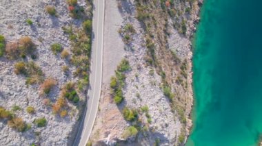 Adriyatik otoyolu güzel sonbahar kıyısı boyunca uzanıyor. Sonbahar mevsiminin canlı renk tonlarında parlayan engebeli Akdeniz manzarasının kucakladığı panoramik asfalt yol.