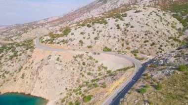 Adriyatik otoyolu güzel sonbahar kıyısı boyunca uzanıyor. Sonbahar mevsiminin canlı renk tonlarında parlayan engebeli Akdeniz manzarasının kucakladığı panoramik asfalt yol.
