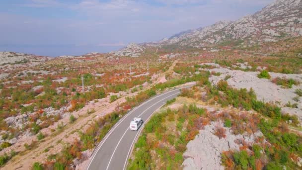 亚得里亚海公路沿着美丽的秋天海滨 环抱在崎岖的地中海风景中的全景沥青路面 闪烁着秋天鲜艳的色彩 — 图库视频影像