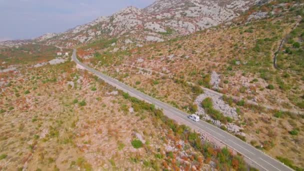 亚得里亚海公路沿着美丽的秋天海滨 环抱在崎岖的地中海风景中的全景沥青路面 闪烁着秋天鲜艳的色彩 — 图库视频影像