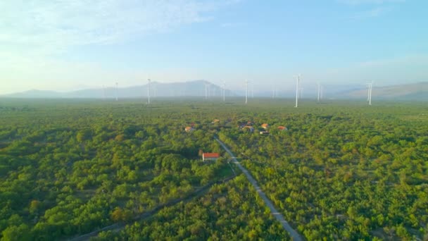 Aerial Roterende Windmolens Produceren Elektriciteit Het Prachtige Adriatische Platteland Landschappelijk — Stockvideo