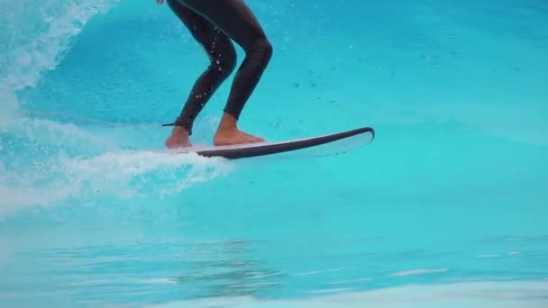 Artificial Wave Pool Park 2023 Slow Motion Surfista Masculino Faz — Vídeo de Stock