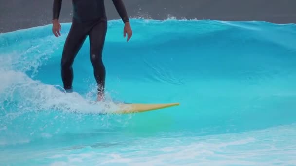 Artificial Wave Pool Park 2023 Slow Motion Samec Surfování Dělá — Stock video