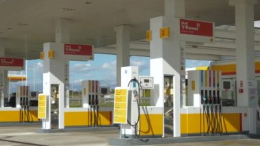 Dünya çapında ünlü bir petrol şirketinin fosil yakıt dağıtımından sorumlu benzin istasyonu 05.05.2023 CROATIA 'daki SHELL Gaz İstasyonu. Boş tankların yakıt ikmali için tam gaz pompaları olan benzin istasyonu yolda..