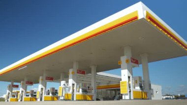 Dünya çapında ünlü bir petrol şirketinin fosil yakıt dağıtımından sorumlu benzin istasyonu 05.05.2023 CROATIA 'daki SHELL Gaz İstasyonu. Boş tankların yakıt ikmali için tam gaz pompaları olan benzin istasyonu yolda..