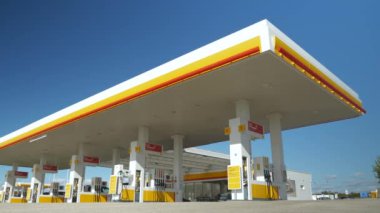 Dünya çapında ünlü bir petrol şirketinin fosil yakıt dağıtımından sorumlu benzin istasyonu 05.05.2023 CROATIA 'daki SHELL Gaz İstasyonu. Boş tankların yakıt ikmali için tam gaz pompaları olan benzin istasyonu yolda..
