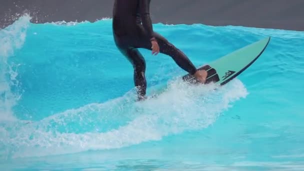 Artificial Wave Pool Park 2023 Slow Motion Surfista Masculino Faz — Vídeo de Stock
