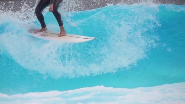 Artificiellt Wave Pool Park 2023 Slow Motion Manlig Surfbräda Gör — Stockvideo