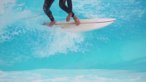 Artifikielt Wave Pool Park 2023 Slow Motion Mand Surfbrætter Gør – Stock-video