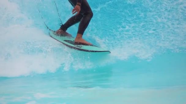 滑翔板 2023 慢动作 男冲浪者在冲浪池中冲浪时喷出巨大的浪花 他正在冲浪 一个机器驱动的海浪在冲浪模拟器中被完全打破了 — 图库视频影像