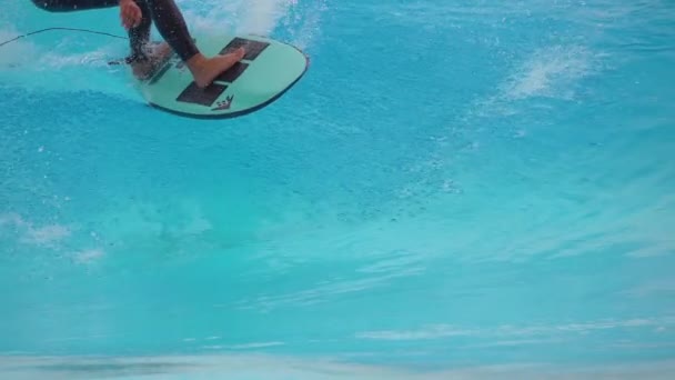 Artificial Wave Pool Park 2023 Slow Motion Samec Surfování Dělá — Stock video