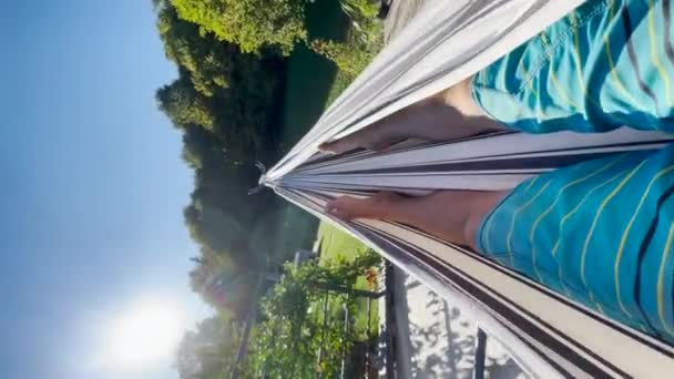 Pov Lens Flare Jovem Relaxando Uma Rede Balançando Dia Ensolarado — Vídeo de Stock