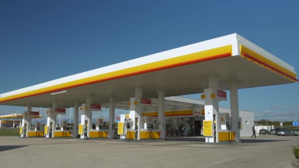クロアチアのシェルガスステーション 2023年 化石燃料の流通のための世界的に有名な石油会社のガソリンスタンド 途中で空の車両タンクを燃料補給するための完全なガスポンプを備えたガソリンスタンド — ストック動画