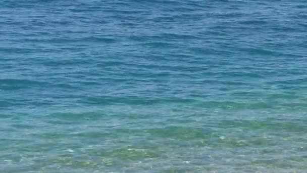 Sanfte Wellen Auf Der Oberfläche Der Kristallklaren Adria Erstaunlichen Blautönen — Stockvideo