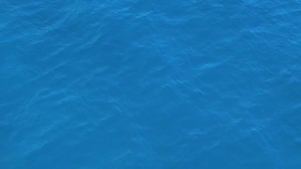 水晶般清澈的亚得里亚海表面上淡淡的波浪 蓝色的色调令人赞叹 阳光普照的达尔马提亚海岸的海水波纹令人心旷神怡 水运的镇静效果 — 图库视频影像