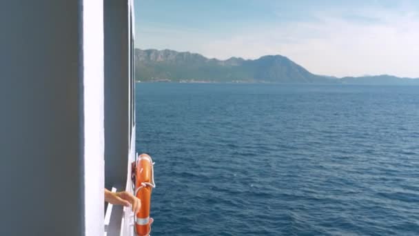 在去克罗地亚岛的渡船上 迎面而来的海风吹拂着她的头发的微笑的女士 她正从大陆航行穿过亚得里亚海 到达美丽而阳光明媚的达尔马提亚度假目的地 — 图库视频影像