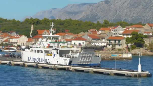 Hvar Croatia 2023 渡船到达亚得里亚海的一个美丽的小港口Hvar 码头设有装卸码头 码头周围环绕着可爱的村舍 — 图库视频影像