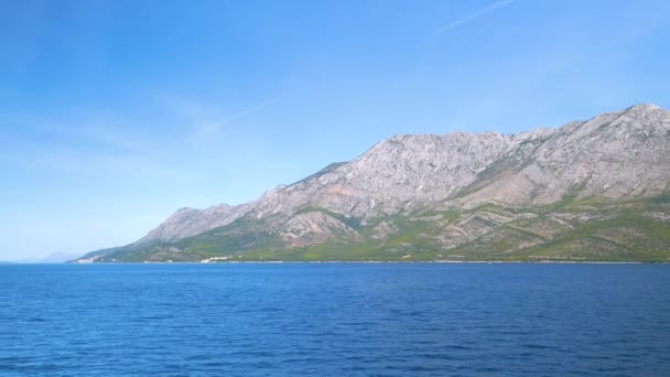 Landschappelijk Uitzicht Vanaf Een Veerboottocht Naar Een Prachtig Bergmassief Dalmatië — Stockvideo