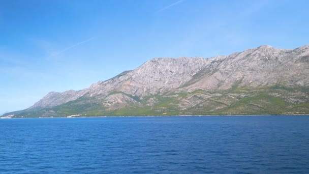 Panoramautsikt Över Magnifika Bergsmassiv Ovanför Adriatiska Havet Från Färja Båt — Stockvideo
