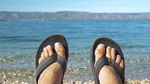 가까이 Dof 조약돌 해변에서 부스럼을 사람은 의개가지 나가는 조약돌 파도를 — 비디오