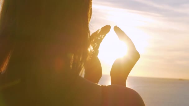 Lens Flare Close Golden Sun Rays Shine Palms Young Lady — Stock Video
