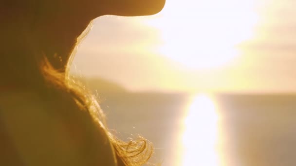 Lens Flare Close Wonderful Portrait Beautiful Woman Watching Sunset Golden — Stock Video
